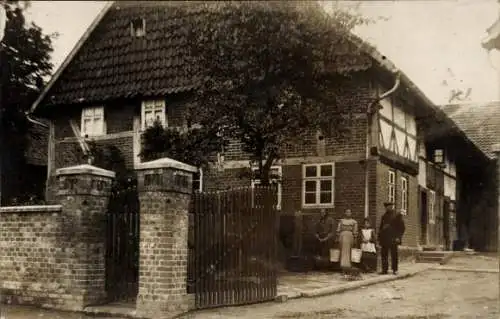 Foto Ak Schellerten in Niedersachsen, Personen vor einem Wohnhaus
