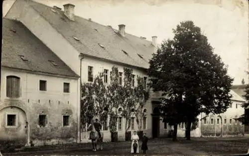 Foto Ak Thiede Salzgitter in Niedersachsen, Familie vor einem Bauernhof, Erbpacht der Familie Stop