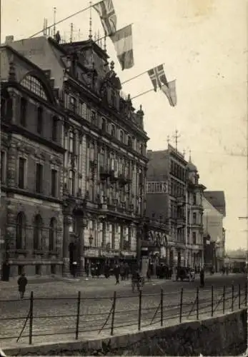 Foto Ak Flensburg, Hotel Flensburger Hof, Flaggen, Abstimmung 1920, Straßenpartie