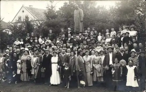 Foto Ak Bad Wörishofen im Unterallgäu, Gruppenaufnahme vor dem Kneipp-Denkmal