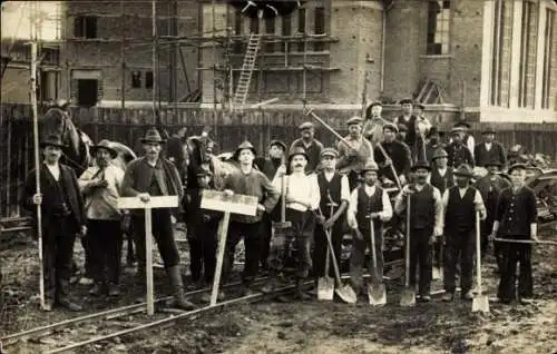 Foto Ak Winterswijk Gelderland Niederlande ?, Bauarbeiter auf einer Baustelle