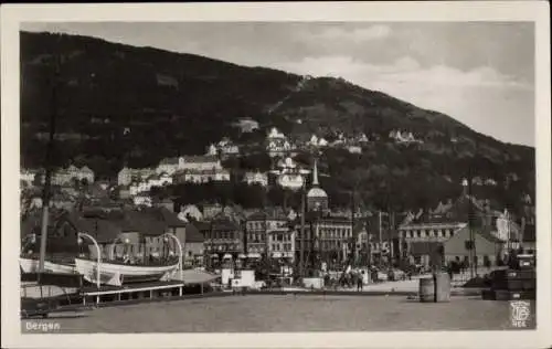 Ak Bergen Norwegen, Blick vom Wasser zum Ort