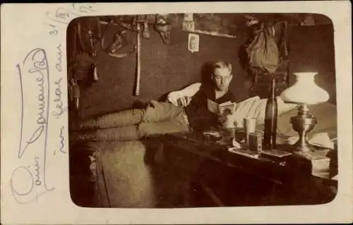 Foto Ak Deutscher Soldat ein Buch lesend im Bett, I WK