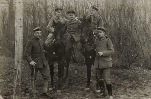Foto Ak Deutsche Soldaten in Uniformen mit Pferden