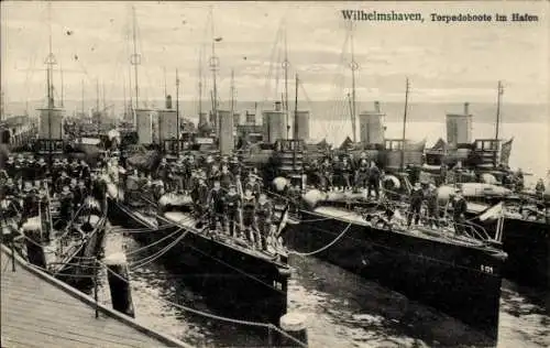 Ak Wilhelmshaven, Deutsche Kriegsschiffe, Torpedoboote im Hafen, Seeleute an Deck