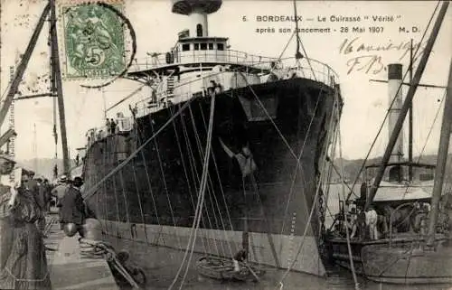 Ak Französisches Kriegsschiff, Le Cuirassé Vérité, apres son lancement