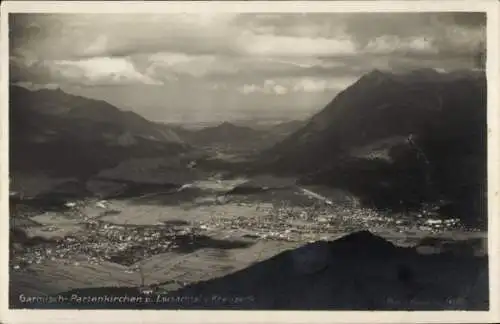 Ak Garmisch Partenkirchen in Oberbayern, Loisachtal, Panorama, vom Berg Kreuzeck gesehen