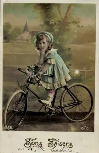 Ak Mädchen mit Fahrrad, Radfahrerin
