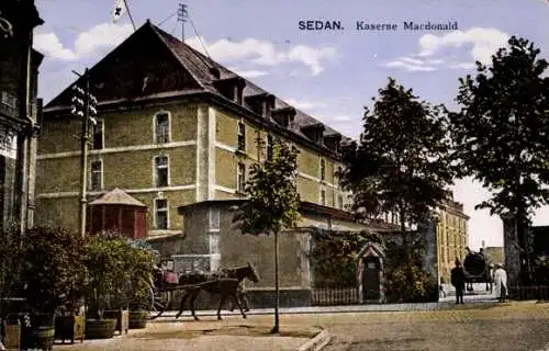 Ak Sedan Ardennes, Kaserne Macdonald, Straßenseite, Eingang, Kutsche