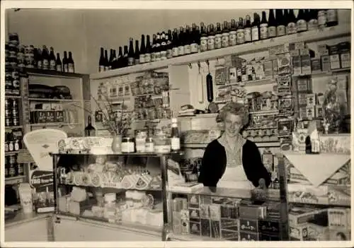 Foto Ak Verkäuferin in einem Geschäft hinter der Theke, Tante Emma Laden, Waage
