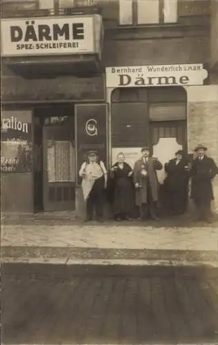 Foto Ak Personen vor einer Restauration, Bernhard Wunderlich GmbH, Därme, Schleiferei