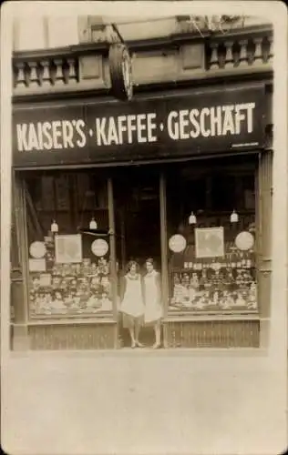 Foto Ak Zwei Verkäuferinnen vor Kaiser's Kaffee Geschäft, Schaufenster