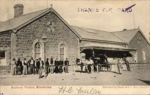 Ak Kimberley Südafrika, Railway Station, Anwohner und Kutsche vor dem Bahnhof