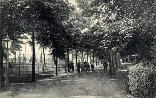 Ak Dziwnów Ostseebad Berg Dievenow Pommern, Promenade am Bodden