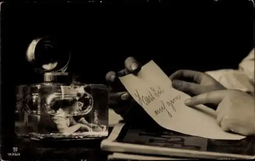 Ak Fotomontage, Surrealismus, Frauenbildnis in einem Tintenfass