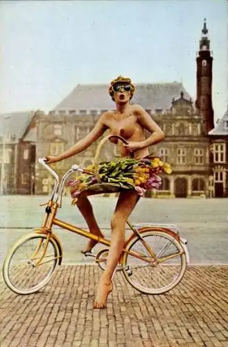 Ak Haarlem Nordholland Niederlande, Nackte Frau mit Tulpen auf einem Fahrrad vor dem Rathaus