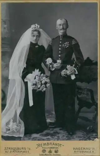 Kabinett Foto Strasbourg Straßburg Elsass Bas Rhin, Soldat in Uniform mit Braut, Hochzeit