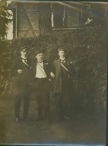 Studentika Foto Drei Studenten vor einem Haus