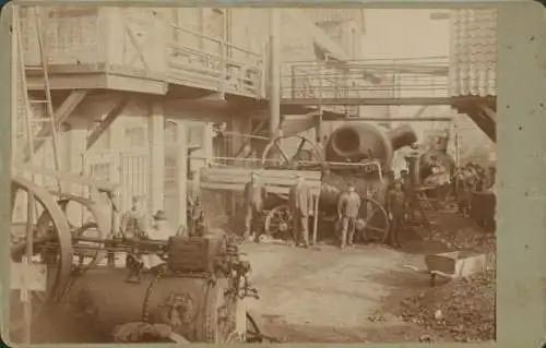 Foto Walsrode im Heidekreis, Arbeiter in einer Fabrik, Tonnenfabrik