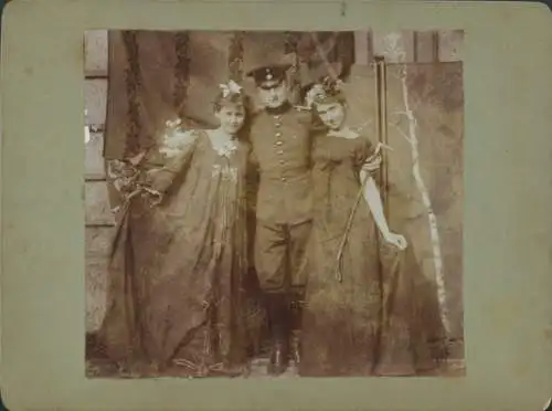 Foto Soldat in Uniform mit zwei Frauen, Portrait