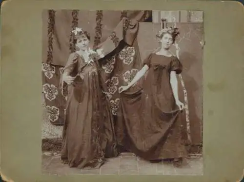 Foto Zwei Frauen in langen Kleidern, Portrait