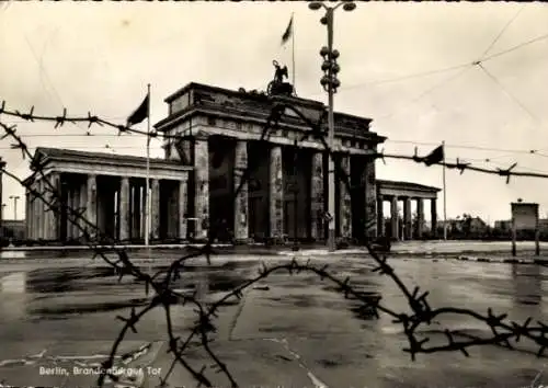 Ak Berlin Mitte, Brandenburger Tor, innerdeutsche Grenze, Stacheldraht