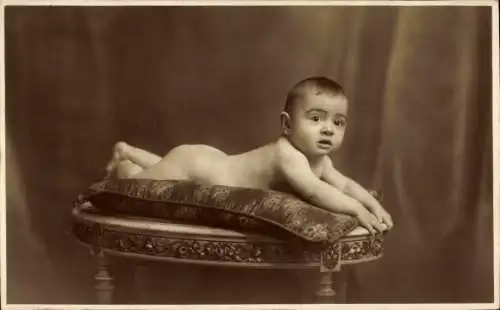 Foto Ak Baby liegt auf einem Kissen, Kinderportrait