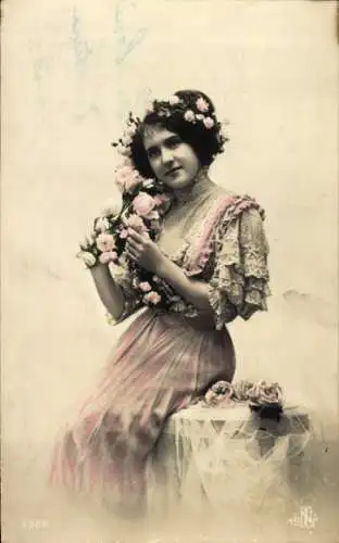Foto Ak Frau mit Blumenkranz und Rosen