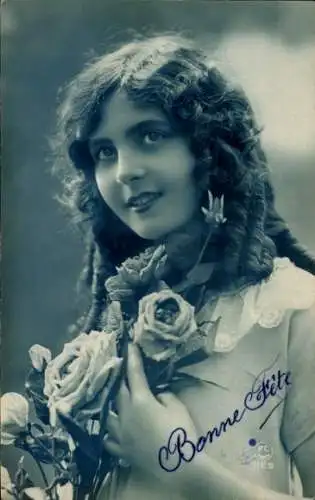 Ak Junge Frau mit Rosen, Portrait