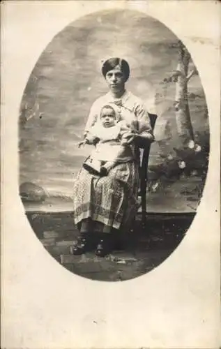 Foto Ak Mutter mit Baby auf dem Schoß, Portrait