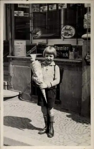 Foto Ak Glückwunsch Einschulung, Kind mit Zuckertüte vor einem Geschäft 1935