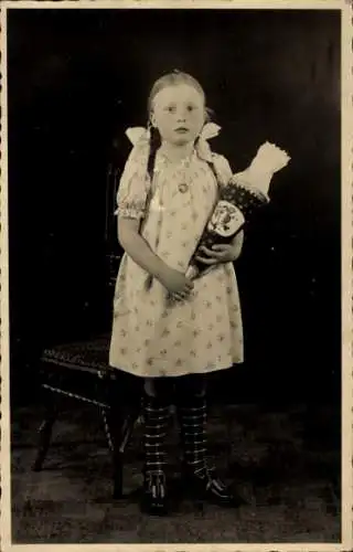 Foto Ak Glückwunsch Einschulung, Mädchen mit Zuckertüte 1939