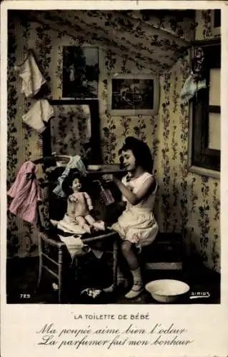 Ak Mädchen wäscht ihre Puppe