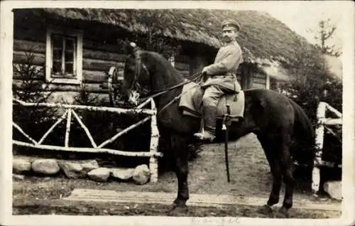 Foto Ak Deutscher Soldat in Uniform auf einem Pferd, 1916