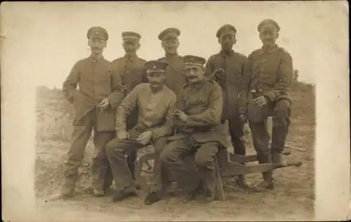 Foto Ak Deutsche Soldaten in Uniform, Pfeife, Zigaretten