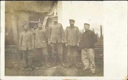 Foto Ak Deutsche Soldaten in Uniform, Gruppenbild, 1. WK