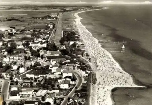 Ak Ostseebad Dahme in Holstein, Luftbild, Segelboot, Gesamtansicht