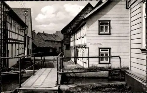 Ak Herzberg am Harz, Brücke, Fachwerkhaus, Teilansicht