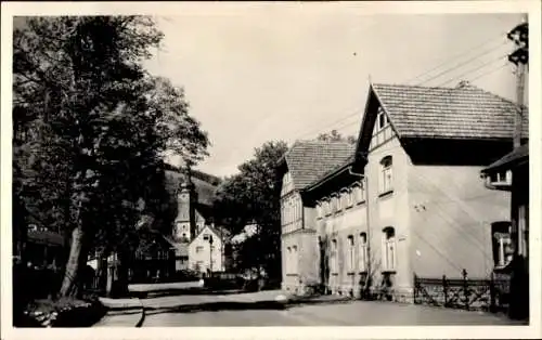 Foto Ak Katzhütte im Schwarzatal Thüringen, Straßenpartie, Gebäude, Kirchturm