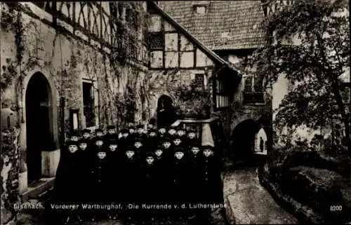 Ak Lutherstadt Eisenach in Thüringen, Vorderer Wartburghof, Kurrende vor der Lutherstube, Jungen