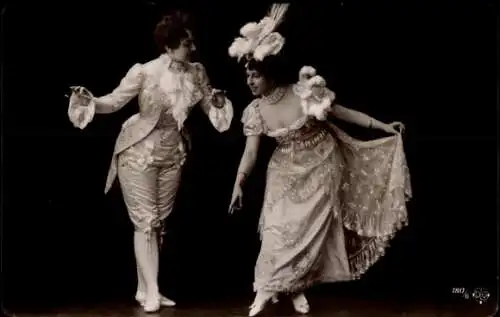 Foto Ak Zwei Fraue in Kostümen, Variete