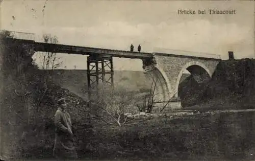 Ak Thiaucourt Meurthe et Moselle, zerstörte Brücke mit Behelfsbrücke, deutsche Soldaten, 1. WK