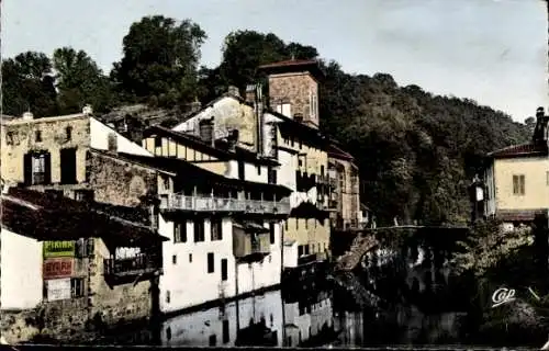 Ak Saint Jean Pied de Port Pyrénées Atlantiques, Maisons Basques sur la Nive et le Pont d'Espagne