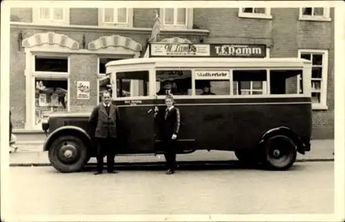 Foto Ak Autobus, Stadtverkehr, Busfahrerin nach der ersten Fahrt 1950