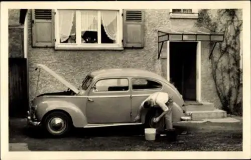 Foto Ak Mann wäscht sein Automobil, Kolleg, 1957