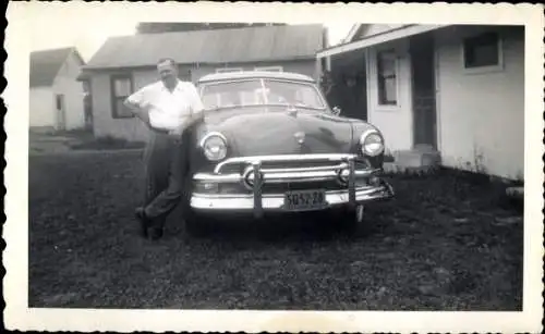 Foto Mann neben einem Automobil 1951