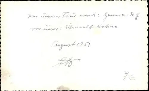 Foto Mann neben einem Automobil 1951