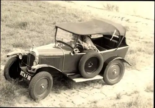 Foto Automobil auf einem Feldweg, Citroen Typ C