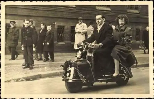 Foto Ak Berlin, Mann und Frau auf einem Motorroller