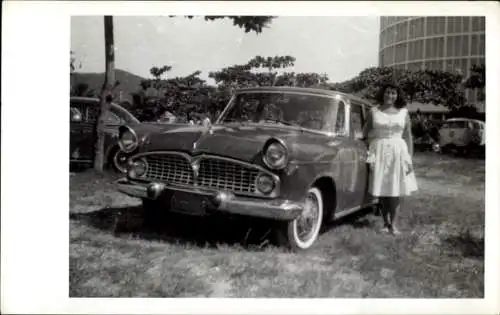 Foto Santos Brasilien, Frau an einem Automobil, Simca, 1965